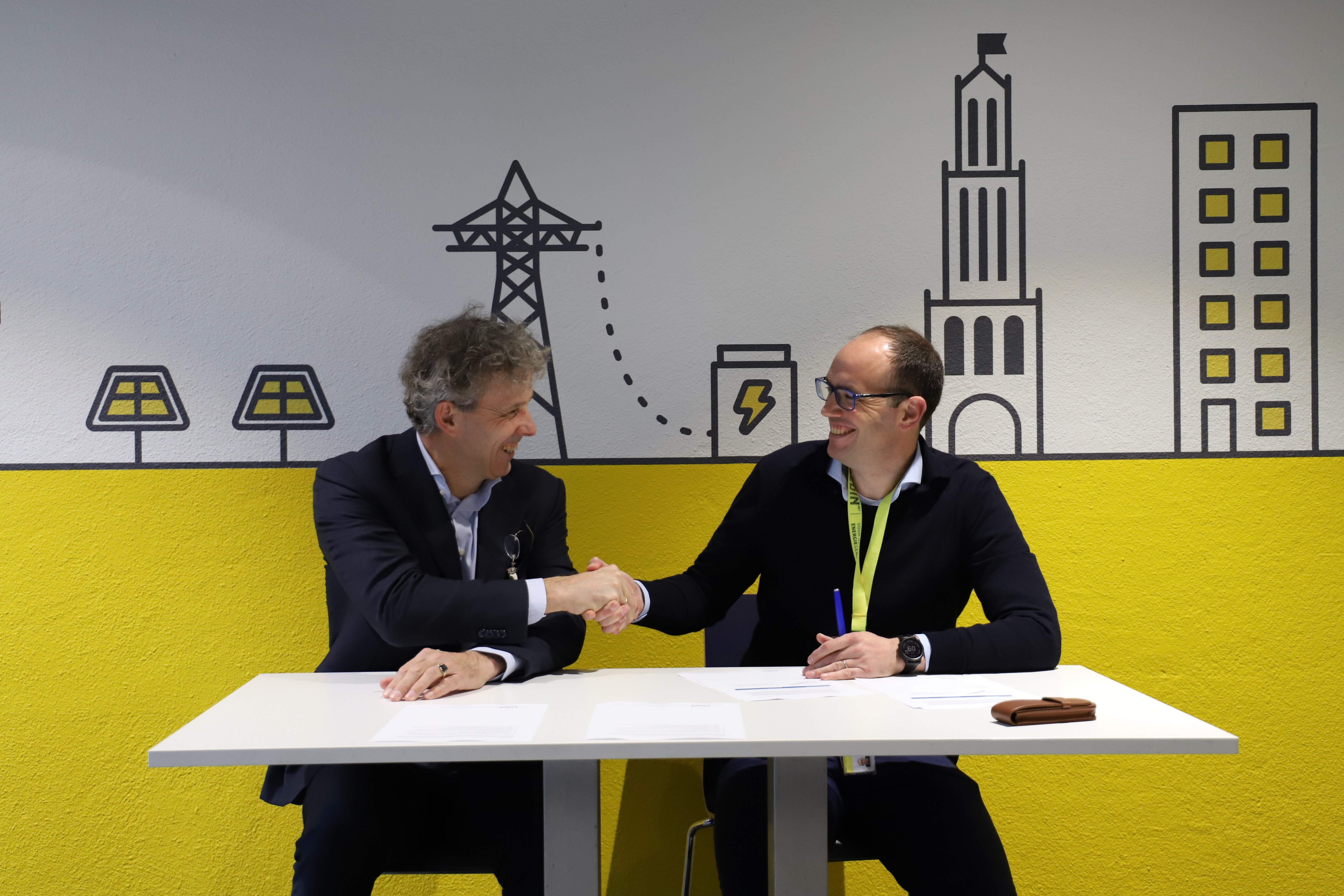 Caption - Christiaan van Boetzelaer (CGI, Senior VP Energy & Communications) and David Peters (Stedin, CTO) endorse cooperation with a handshake